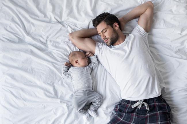 גבר ותינוק ישנים יחד, גבר מתרגל חלימה מודעת 
